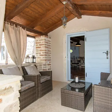 فيلة Stefani بوجي